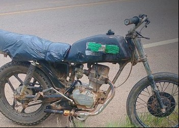 HOMEM COM TORNOZELEIRA ELETRÔNICA TENTA FUGIR DA PM EM MOTO IRREGULAR