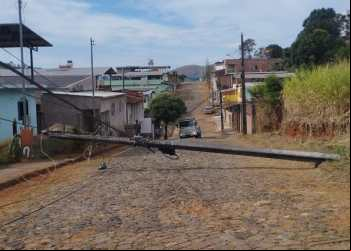 INCIDENTE COM MAQUINA DA PREFEITURA DEIXA MORADORES SEM ENERGIA NO COLINA