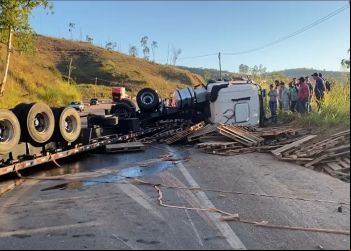 TOMBAMENTO DE CARRETA FECHA A BR-381 NOS 2 SENTIDOS EM BELA VISTA DE MINAS AGORA