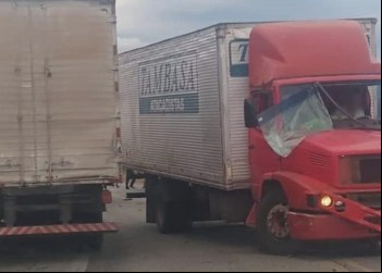 BR-381: BATIDA ENTRE CARRETA E ÔNIBUS DEIXA UM FERIDO EM NOVA ERA