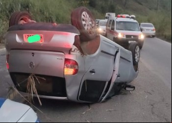 IDOSA CAPOTA CARRO NA BR-381 EM BELA VISTA DE MINAS