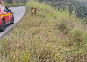 NOVA ERA: CARRO DESPECANCA EM RIBANCEIRA NO SIRIBI COLONIAL E DEIXA UM FERIDO