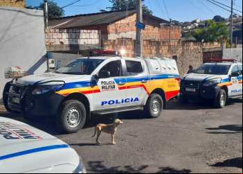 IDOSO SURTA E AMEAÇA ESPOSA E CUNHADA COM FACA EM MONLEVADE