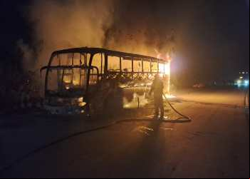 ÔNIBUS PEGA FOGO NA BR-381 EM ANTÔNIO DIAS E BOMBEIROS SÃO CHAMADOS