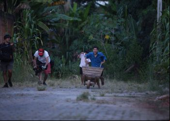 APOSENTADO VOLTA AO ADO PARA TRANSFORMAR MEMÓRIAS EM FILME