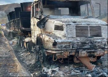 CARRETA PEGA FOGO NA BR-262 E BOMBEIROS E ACIONADO