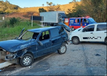 MOTORISTA A TREVO DE FORMA ERRADA E CAUSA ACIDENTE NO PRATA: