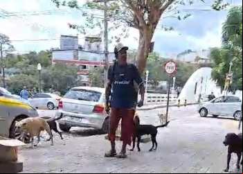 REI DOS CACHORROS DE NOVA ERA: MORADOR DE RUA DIZ QUE VAI COLOCAR MIL CACHORROS COM ELE