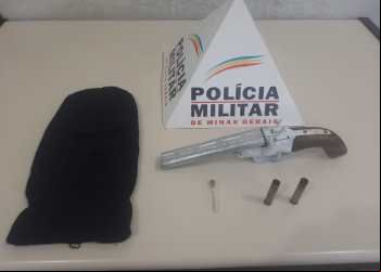 Jovem é preso por ameaçar moradores com disparos; idoso foi levado à delegacia por comprar a arma de fogo