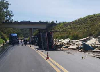 Carreta tomba e paralisa trânsito na BR-381, em João Monlevade