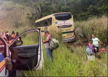 Motorista desmaia e ônibus bate em árvore na MGC-120