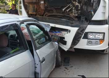 Uma pessoa fica ferida em acidente entre carro e carreta em Marliéria