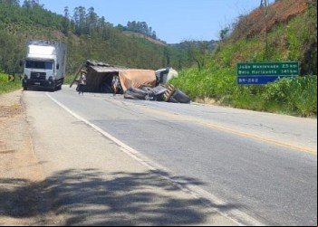 NOVA ERA: CARRETA TOMBA E INTERDITA PARCIALMENTE BR-381