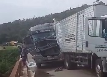 Nova Era: Acidente entre caminhão e carreta interdita BR-381 nos dois sentidos