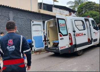 NOVA ERA: MOTO COLIDE EM CARRO E DEIXA GARUPA FERIDA