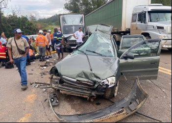 COLISÃO ENTRE CARRO E CAMINHÃO DEIXA UM ÓBITO E TRES FERIDOS EM BELA VISTA