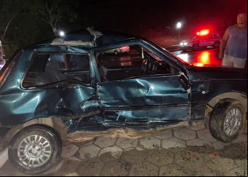 NOVA ERA: COLISÃO ENTRE CARRO E CARRETA DEIXA UM FERIDO NA BR-381