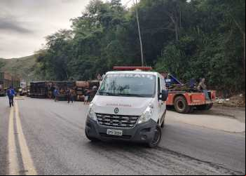 NOVA ERA: CARRETA TOMBA E ATINGE CAMINHÃO NA BR-381 E DEIXA TRÂNSITO LENTO