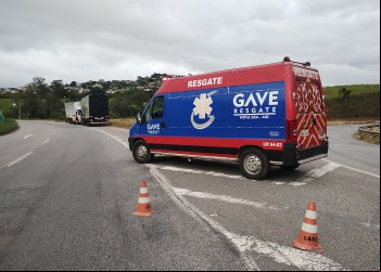 MOTORISTA A MAL, INVADE CANTEIRO CENTRAL E ATINGE PLACA EM NOVA ERA