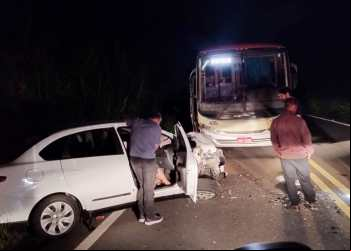 ESTRADA PARA ITABIRA: COLISÃO ENTRE CARRO X ÔNIBUS DEIXA 3 FERIDOS
