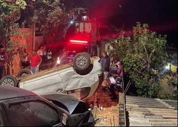 COLISÃO SEGUIDO DE CAPOTAMENTO DEIXA UM FERIDO NA VILA SANTA ROSA