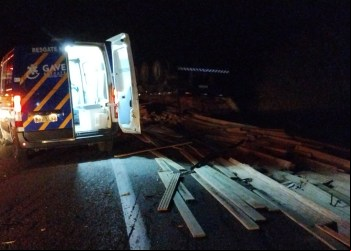 NOVA ERA:MOTORISTA MORRE APÓS CAMINHÃO TOMBAR NA BR-381