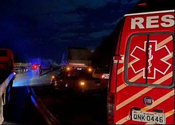 NOVA ERA: ACIDENTE ENVOLVENDO QUATRO CARRETAS DEIXA UM FERIDO NA BR-381