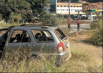 S.D.PRATA: HOMEM SURTA, PEGA CARRO E MOBILIZA BOMBEIROS E POLÍCIA