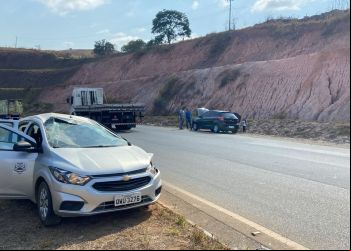 IGNORA PLACA DE PARE E ATINGE CARRO DA PREFEITURA DE NOVA ERA