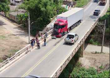 COLISÃO TRASEIRA ENTRE CAMINHÃO E CARRETA NA BR-381 EM NOVA ERA