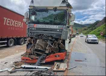 MOTORISTA FICA FERIDO APÓS COLISÃO TRASEIRA ENVOLVENDO CARRETAS