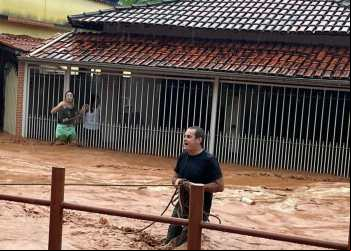 PREFEITO DE DOM SILVERIO SE ARRISCA EM ENCHENTE PARA AJUDAR RESGATAR MORADORES