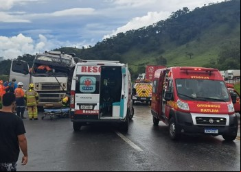 COLISÃO ENTRE CARRETAS DEIXA UM FERIDO NA BR-381 EM JOÃO MONLEVADE