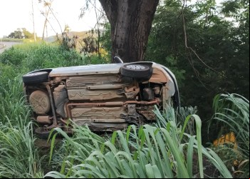 CARRO COM TRÊS CAPOTA NA BR-381 EM NOVA ERA