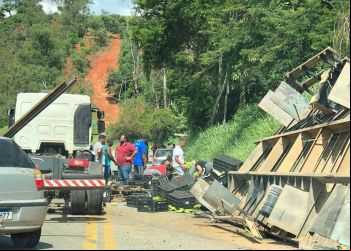 BAU DESPRENDE DE CAMINHÃO E TOMBA NA BR-381 EM BELA VISTA DE MINAS