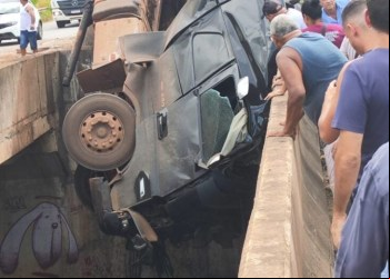 MOTORISTA MORRE APÓS CARRETA DE CARVÃO TOMBAR NA BR-381