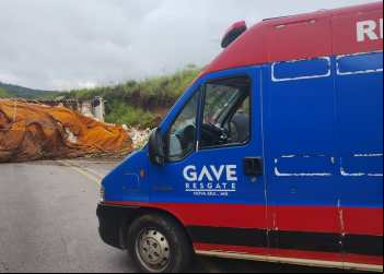 CAMINHÃO TOMBA NA ESTRADA DE NOVA ERA À ITABIRA E MOTORISTA FICA FERIDO