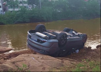 CARRO COM IDOSO DESPENCA ÀS MARGENS DO RIO PIRACICABA EM NOVA ERA