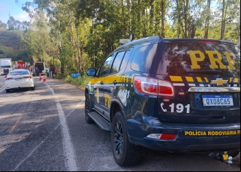 CAMINHÃO TOMBA NA BR-381 EM NOVA ERA E MOTORISTA FICA FERIDO