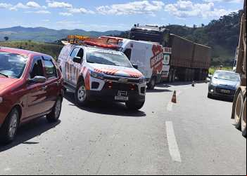 CAMINHÃO TOMBA E MOTORISTA FICA FERIDO NA BR-381 EM JOÃO MONLEVADE