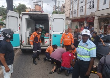 MULHER É ATINGIDA POR MOTO APÓS ATRAVESSAR FORA DA FAIXA EM JOÃO MONLEVADE