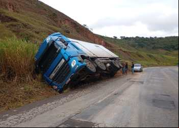 CARRETA COM BATATAS TOMBA NA BR-262 TREVO DE SÃO DOMINGOS DO PRATA