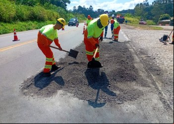 NOVA 381 UTILIZA 48 TONELADAS DE MASSA ASFÁLTICA EM 40 DIAS DE OPERAÇÃO