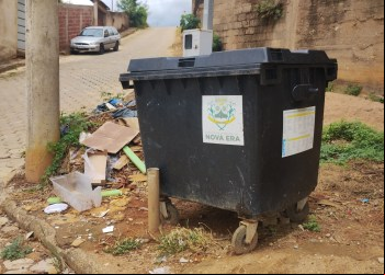 DESCARTE IRREGULAR DE LIXO E ENTULHOS CAUSA TRANSTORNOS NO BAIRRO VILA SANTA ROSA