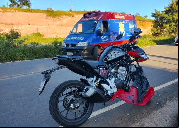 COLISÃO DE MOTO X CARRO DEIXA MOTOCICLISTA FERIDO NO BAIRRO DE FÁTIMA