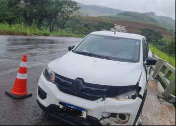 QUASE CAIU NA LINHA: CARRO COLIDE EM MURETA NA BR-381 EM NOVA ERA