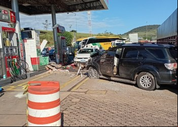 CAMINHONETE DESGOVERNADA ATINGE POSTO DE COMBUSTÍVEIS ÀS MARGENS DA BR-381 EM JOÃO MONLEVADE