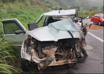 COLISÃO ENTRE CARRO E CAMINHÃO DEIXA DOIS FERIDOS NA BR-381 EM NOVA ERA