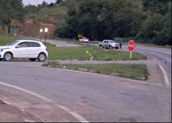 COLISÃO ENTRE CARRO E CAMINHONETE É REGISTRADA NA BR-381, EM NOVA ERA