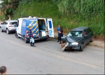 CARRO COLIDE COM POSTE NO BAIRRO SANTANA EM NOVA ERA; MOTORISTA TEVE FERIMENTOS LEVES